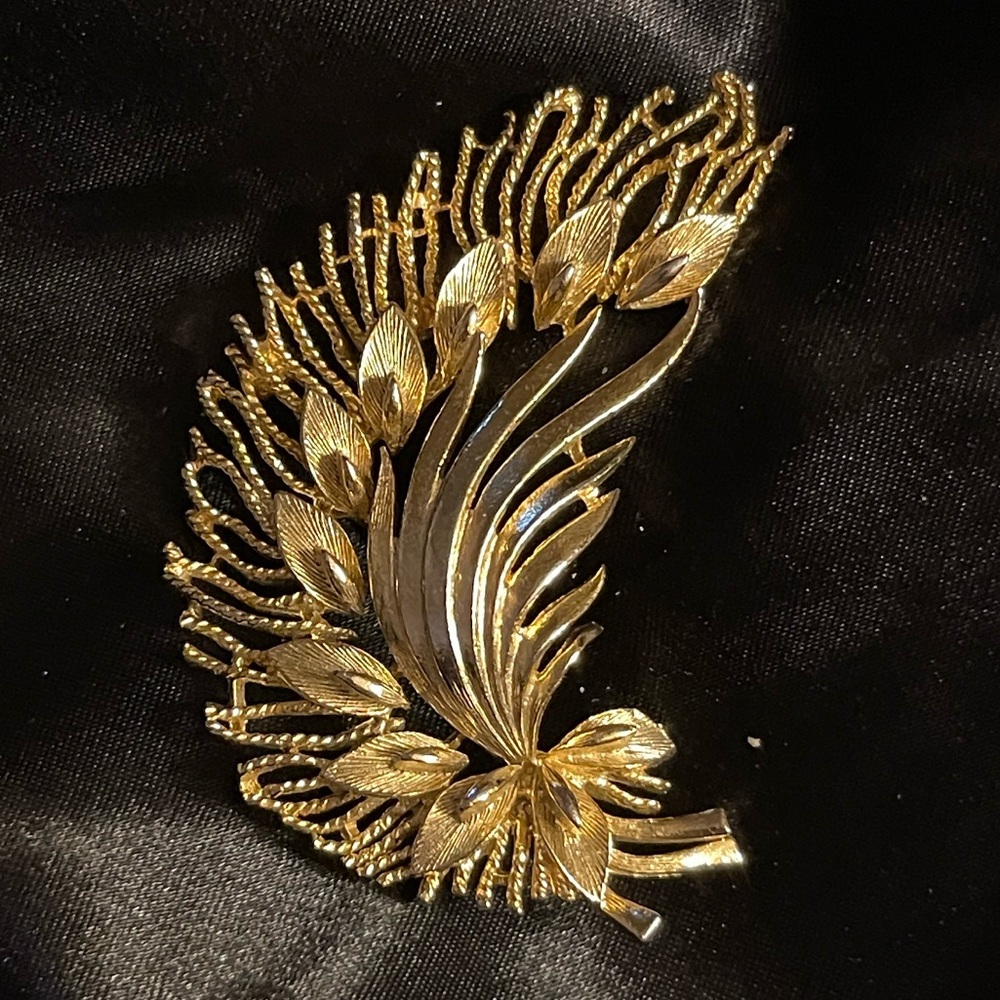 Lisner Signed Vintage Gold Tone Brooch
